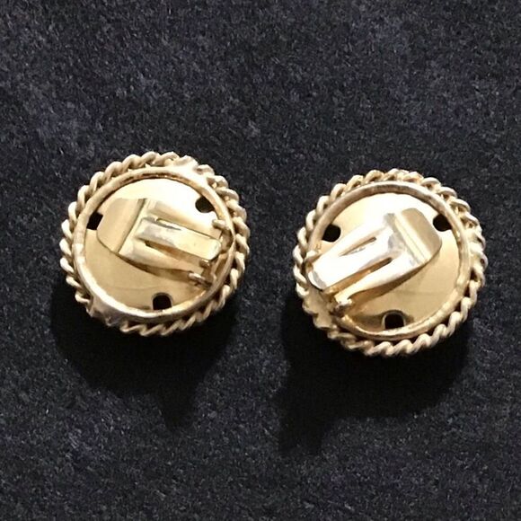 Earrings gold tone wreath Around a disk from estate sale ￼ - Picture 2 of 3